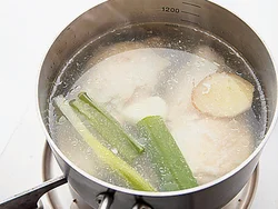 煮過ぎると肉がかたくなるので弱火で煮、余熱で火を通して。