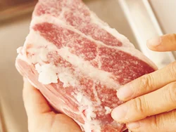 豚肉の表面全体に、レモン塩を薄くのばしながら、すり込むようにぬって、まんべんなくなじませる。