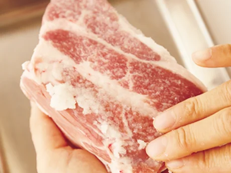 豚肉の表面全体に、レモン塩を薄くのばしながら、すり込むようにぬって、まんべんなくなじませる。