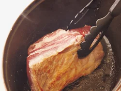 豚肉の表面全体にこんがり焼き色をつける。レモンの酸の効果で、キレイな焼き色がつきやすい。