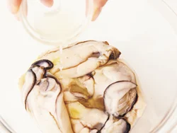 かきはレモン塩エッセンスをふんわりもみ込むように混ぜると、下味がつくと同時に臭みも抜ける。