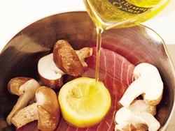 レモン塩オイルと果実を使えば、魚と野菜を一緒に煮ても、野菜に魚の臭みが移ることなく仕上がる。