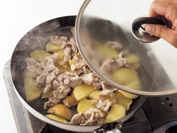 じゃがいもに肉をのせて蒸し焼きにすると、じゃがいもに肉のうまみが移り、肉もかたくならない。