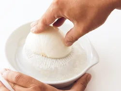 玉ねぎ縦1/2個は切り口を下にして、繊維に沿ってすりおろすと、えぐみや辛みが抑えられる。