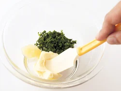 バターは電子レンジで加熱し、へらで簡単に潰せるくらいにやわらかくする。加熱し過ぎに注意。
