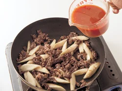 牛肉から出た脂分をごぼうにからめるように炒め、ごぼうの表面が透き通ってきたら煮汁を加える。