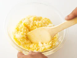 ご飯一粒ずつに卵がからむように混ぜ合わせてから炒めると、パラリと仕上がる。