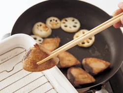 漬け汁が油っぽくならないように、かつおとれんこんはいったんバットに上げて油をきる。