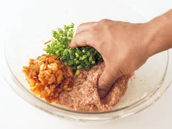 肉と調味料を練り混ぜてから、キムチと万能ねぎを加えたほうが、水っぽくならず粘りが出やすい。