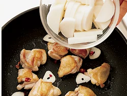 生でも食べられる長いもはさっと火を通す程度でOK。こんがり焼いたとり肉に加えて。