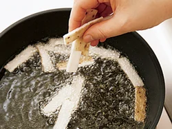 皮は厚めにむいたものを使う。薄くむいたものだと、チリチリになってしまうので注意。