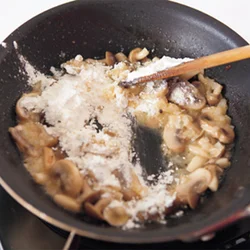 小麦粉はふるってから炒めるとだまになりにくく、なめらかなベシャメルソースに仕上がる。牛乳も少しずつ加えて。