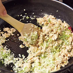刻んだ水菜はひき肉と妙めてソースの具にする。紗め過ぎず、食感を残して。葉の部分は少しピリッとした辛みがあるので、薬味として仕上げにのせる。