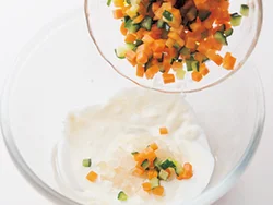 マヨネーズの量を減らすため、ヨーグルトを加えて、さらに刻んだ野菜もたっぷり。食感がよいので食べごたえも出る。
