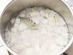 とり肉や野菜は炒めないで煮るのがポイント。油を使わない分、大幅にカロリーダウンでき、互いのうまみをスープに移すことができる。