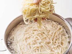 えのきたけは長いまま、麺と一緒にゆでる。ゆでてもシャキシャキの食感が残り、食べごたえが出る。