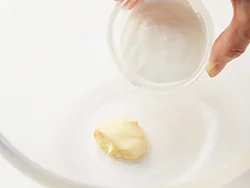 えびにからめるソースは、マヨネーズだけだとカロリーが上がるため、ヨーグルトを加える。