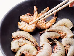 えびは殻つきのまま使うと、食べるときにむく手間があるため、食べ過ぎ防止になる。