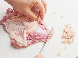とりもも肉には脂分がたっぷり。白〜黄色のぶよぶよした部分が脂肪なので、徹底的に取り除いて。また、とり皮の裏側についた脂肪も包丁でこそげるようにして除くとよい。