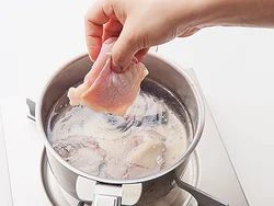 熱湯でさっとゆでることで、脂が湯に溶け出し、さらに脂分を落とす効果が。ただし、うまみまで取り除かないように、表面の色が変わったらすぐに取り出すこと。