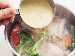 カレー粉を混ぜたヨーグルトをルウ代わりにし、酸味のあるさっぱりスープに。ヨーグルトのたんぱく質が固まり、少しもろもろするが、味に影響はない。