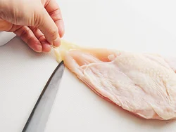 とりむね肉はもも肉に比べて少し脂肪分が少ないが、皮と身の間などに脂がある場合も。もも肉と同様、包丁でこそげるようにして除くとよい。