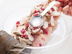 酒や水をふってから電子レンジ加熱すると、ラップの中で蒸気がよくまわり、むね肉でもパサつかずにジューシーに蒸し上がる。