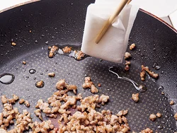 豚ひき肉には脂がたくさん含まれている場合が多い。加熱すると脂肪部分が溶け出すので、先に炒めて出た脂をペーパータオルなどで拭き取ってから調味することでカロリーダウンに。