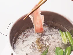 しゃぶしゃぶ用肉はゆでることで余分な脂が落ちる。すぐに火が通るので、肉の色が変わったら取り出す。長ねぎの青い部分やしょうがの皮を入れた湯でゆでるとむだがなく、肉の臭みもとるので一石二鳥。