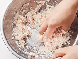 ハンバーグだねは豆腐とひき肉が混ざり合い、全体が白っぽくなるまでよく練り混ぜ、一体感を出す。
