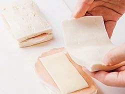 豆腐で生ハムとチーズをサンドしてからころもをつける。ころもは19ページの「おからコロッケ」同様、水溶き小麦粉と細かいパン粉にし、吸油率を下げる。