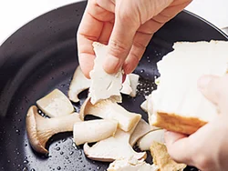 厚揚げは厚みを半分にしてから、手でちぎって加えると、豆腐の断面がギザギザになり、調味料がしっかりしみるように。
