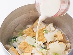 厚揚げに豆乳をプラス。豆乳は沸騰させると固まってもろもろしてしまうので、あとから加え、温めるくらいにする。