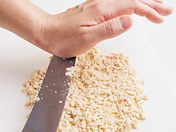 大豆は包丁の腹で潰してから粗く刻むと、スピーディーに粗みじん切りにできる。
