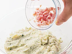 マッシュしたじゃがいもに、大豆や青のりなどうまみのある具を加えているので、ハムは味出し程度に少量入れればOK。