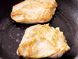 もも肉から出てきた脂をむね肉に移すことで、淡泊なむね肉がぐんとおいしくなる。