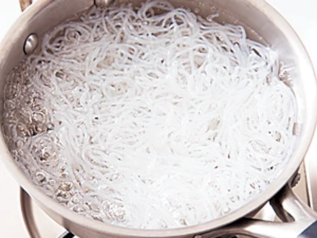 しらたきは下ゆで不要タイプでも、ゆでるのがおすすめ。くさみがとれ、味もよくなじむ。