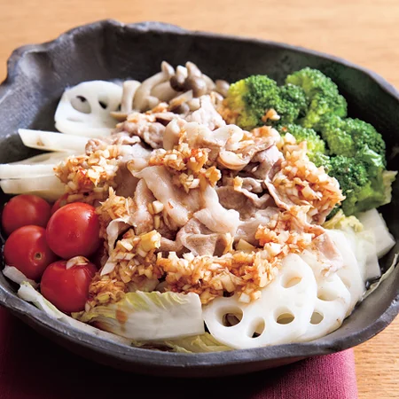 レンジ蒸し豚と野菜の香味だれがけ