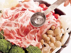 酒をふって肉の臭みを消す。肉から出る脂やうまみが下の野菜に落ちておいしくなる。