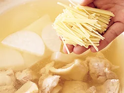 しょうがをたっぷり加えて煮ると、香りがよくなり、さっぱりと食べ進められる。