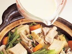 豆乳は火を通し過ぎると分離するので、具に火を通したあとに加え、弱火で温める程度に。