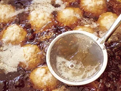 肉だんごのうまみを煮汁に充分にしみわたらせる。出てきたアクは、丁寧に除いてクリアなスープに。