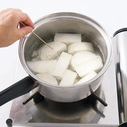 大根は下ゆでして、えぐみをとる。ここでは手軽に水でゆでたが、米のとぎ汁で下ゆですると、さらに味がまろやかに仕上がる。