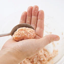 とりだんごは全体がしっかり混ざり、白っぽくなるまで手で練り混ぜる。少量加えたごま油で風味がよくなり、とりの臭みを抑えられる。