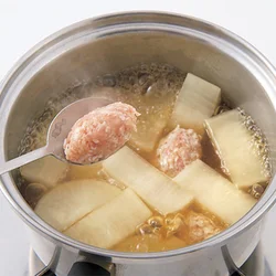 たねはやわらかいので、大きめのスプーンですくい、手のひらにのせて丸めてから落とす。大根と大根のすき間に置くようにすると安定する。