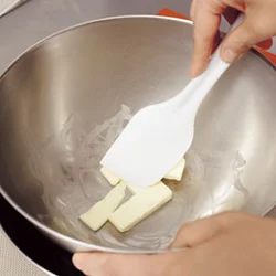 バターは湯せんにかけたままだと溶けてしまうので注意。レンジ加熱も溶けてしまうのでNG。