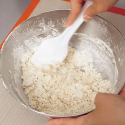 粉が卵液の水分を含んでほろほろになる。