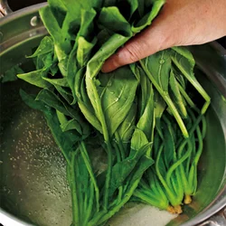 葉に比べて茎のほうがかたいので、茎から入れて、全体のゆで時間を合わせる。