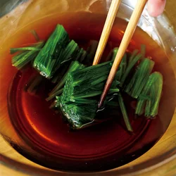 水けを絞った青菜を漬け汁にひたし、味をしみこませる。盛りつけるときは軽く汁けをきるくらいにし、絞らないこと。