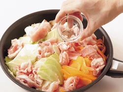 ふんわりとまとめた豚肉に酒をかけると、肉の臭みが抑えられ、やわらかく蒸し上がる。